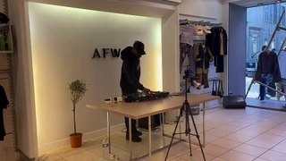 Djibril Cissé derrière les platines dans un pop up store à Auxerre