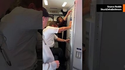 Jännittävä video: mies vapautetaan 35 minuutin jälkeen lentokoneen vessasta lukittuna