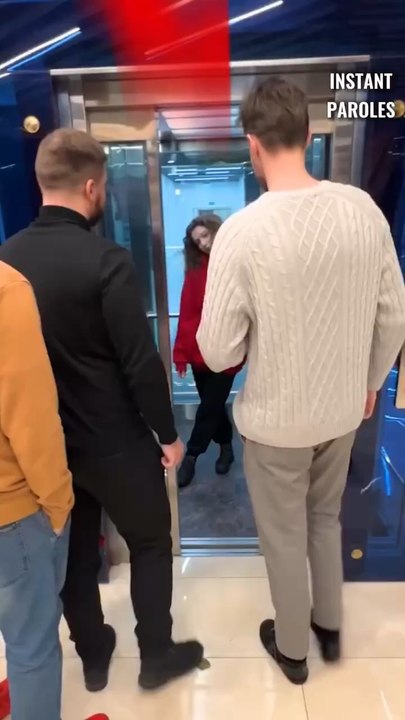 Ces quatre hommes surprennent plusieurs femmes avec un geste précieux