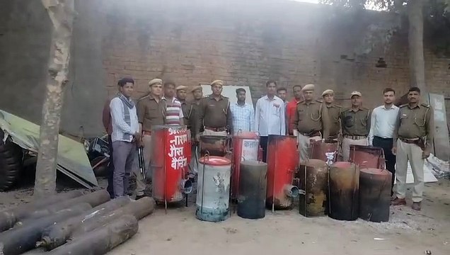 करौली की घटना के बाद एक्शन में प्रशासन, जिले भर में कोतवाली पुलिस व नगर परिषद ने 15 गैस बैल्डिंग किट सिलेंडर किए जब्त