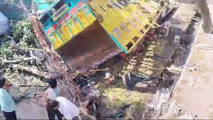 महाराष्ट्र से दिल्ली जा रहा अंगूर से भरा ट्रक पलटा, ट्रैफिक जाम