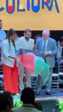 Brezilya Devlet Başkanı Lula da Silva, katıldığı bir etkinlikte Filistin bayrağı açtı