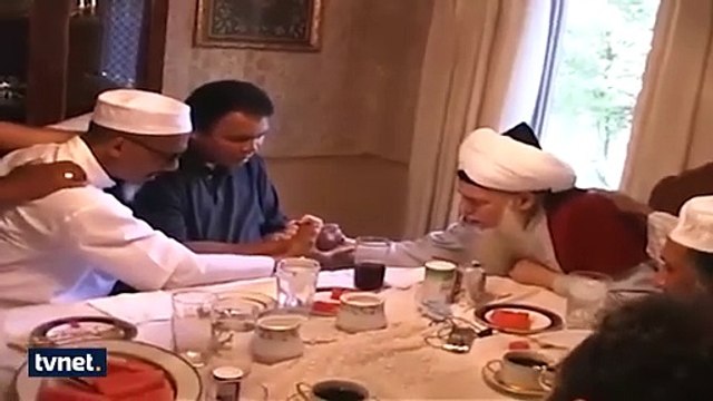 Muhammed Ali Şeyh Nazım Kıbrisinin Vekiline biat ediyor