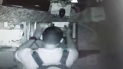 Câmera flagra invasão a confeitaria no Jardim Social; caixa foi revirado