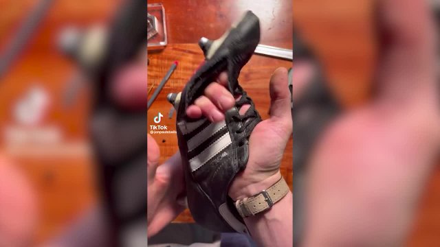 La viral ocurrencia de un hombre con unas zapatillas de fútbol rotas