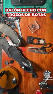 La viral ocurrencia de un hombre con unas zapatillas de fútbol rotas