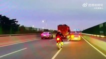 Un motard cherche les ennuis au mauvais conducteur