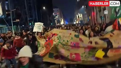 Paris'te Kadın Hakları Gösterisine Polis Müdahalesi