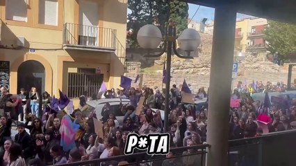 El repugnante cántico de las feministas contra el líder de Vox: "Una copa menstrual en la boca de Abascal"