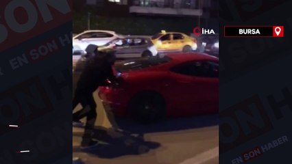 Bursa'da yolda kalan Ferrari'yi ittirdiler