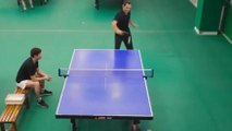 Video, Federer che fai? A ping pong colpisce quasi una bambina
