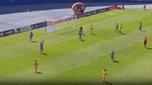 Video, autogol incredibile: il portiere non guarda la palla...