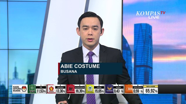 Detik-Detik Warga Evakuasi Lansia Terjebak Banjir di Cirebon