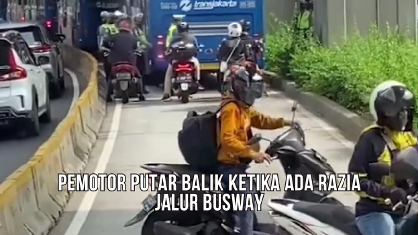 Para Pengendara Motor Putar Balik Saat Mengetahui Ada Razia Jalur Busway