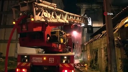 Büyükçekmece’de tarihi ahşap bina alev alev yandı
