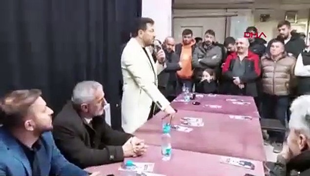 Yeniden Refah Partisi adayı Davut Güloğlu mikrofonu fırlattı