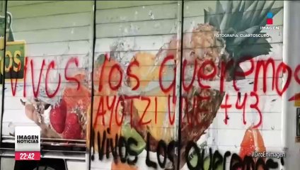 Normalistas protestan en antimonumento y después roban camiones de refresco