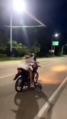 摩哆大胆“扒飞机”表演引热议，网友称她是真正的坚强女性✈️