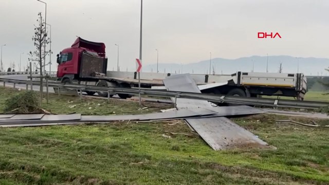 TIR’ın dorsesinden düşen demir saclar yolu kapattı
