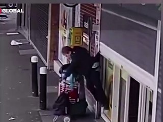 Marketin önünde beklerken bir anda havada asılı kalan kadın gündem oldu