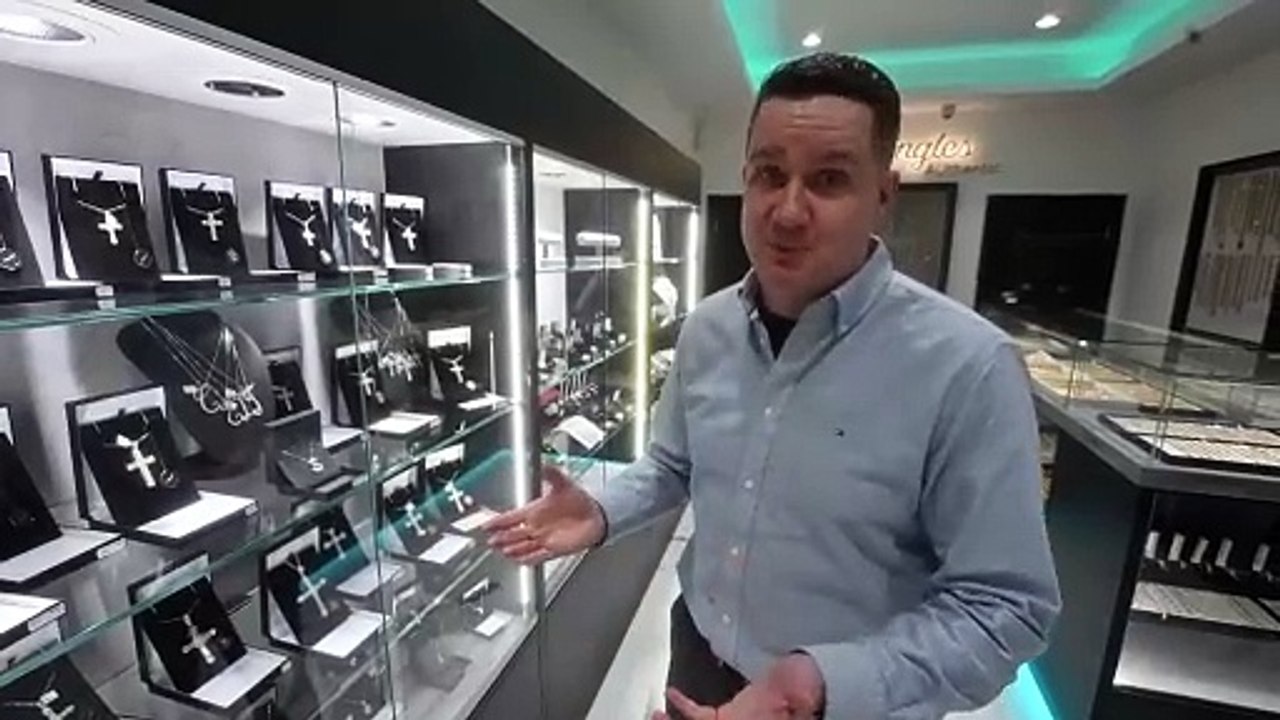 Bowjangles Jewellery shop in Wednesbury, a shop that has people ...