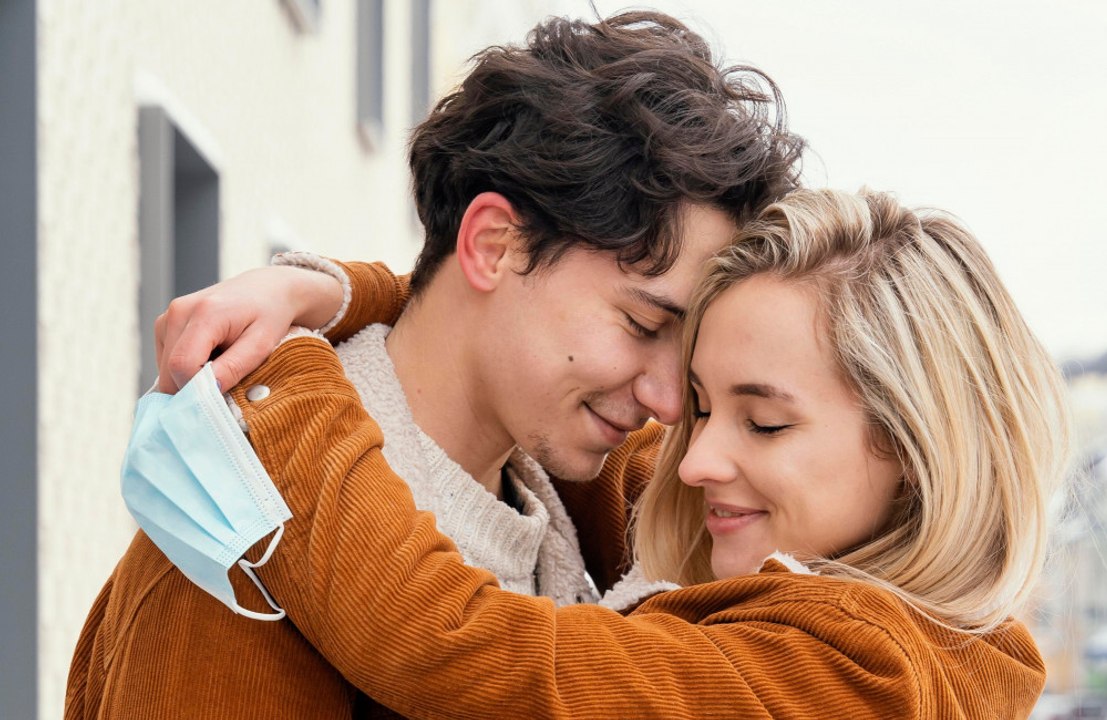 Women who get hugged more are happier in relati...