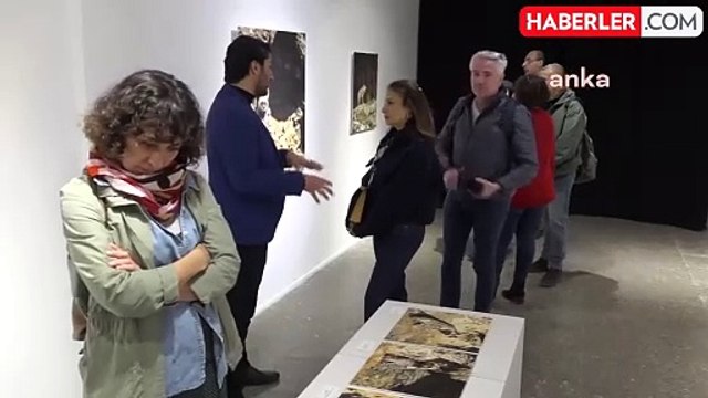 İzmir Büyükşehir Belediye Başkanı Tunç Soyer, deprem felaketinden etkilenen fotoğraf sergisini ziyaret etti