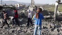 لبنانيون يتفقدون الركام بعد قصف إسرئيلي استهدف بلدة دبين الجنوبية