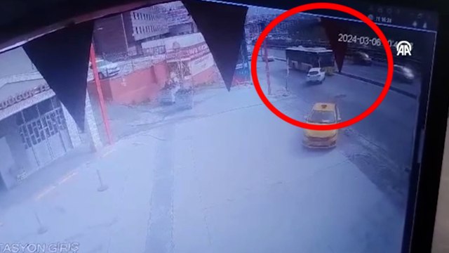 Küçükçekmece'de otomobil İETT otobüsüne çarptı