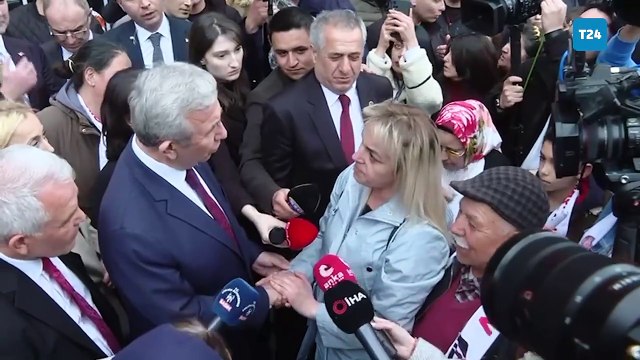 Mansur Yavaş elini öpmek isteyen vatandaşa izin vermedi