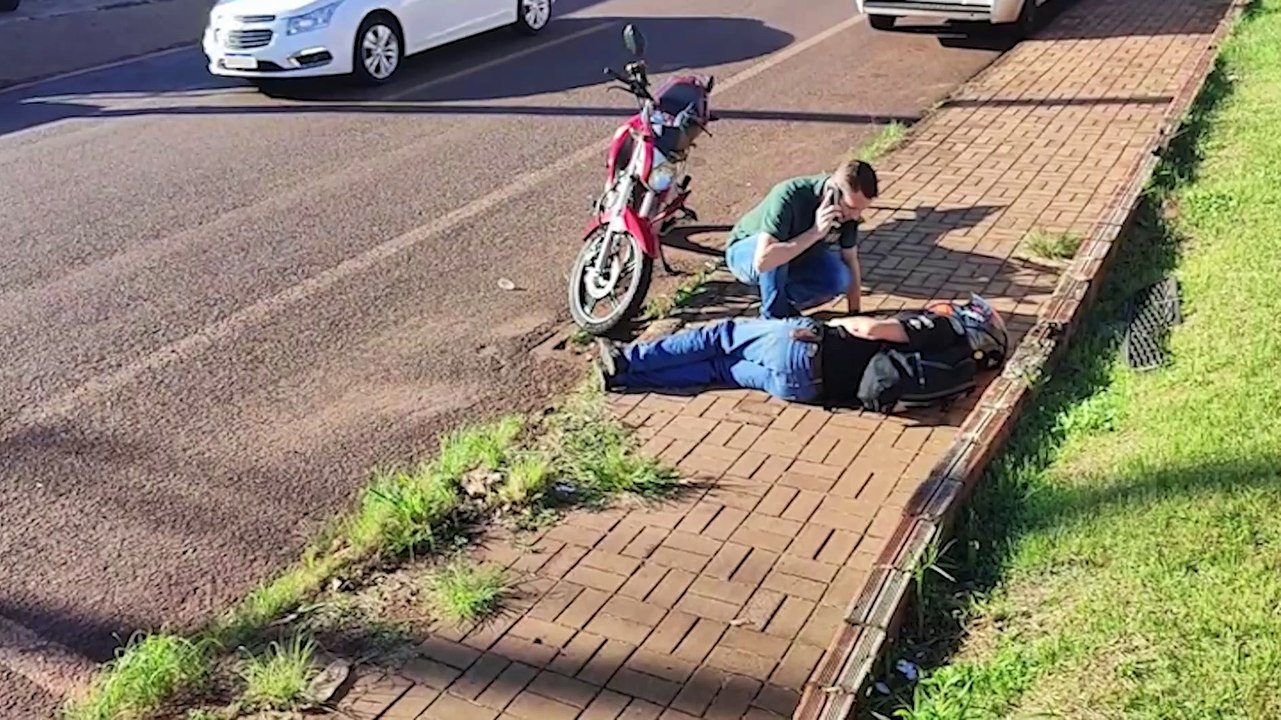 Motociclista fica ferido após se envolver em acidente na Rua Rio da Paz