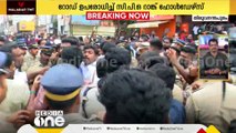 അടിക്കല്ലെ സാറേ; സെക്രട്ടറിയേറ്റിനു മുന്നിൽ റോഡ് ഉപരോധിച്ച് CPO റാങ്ക് ഹോൾഡേഴ്സ്; പൊലീസുമായി സംഘർഷം