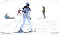 Ergan Dağı Kayak Merkezi'nde kayak keyfi sürüyor