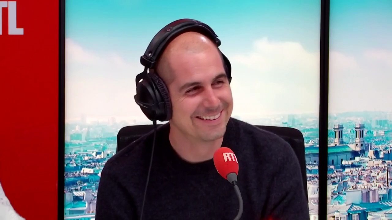 "J'ai passé dix ans sur une radio de gauche" : Alex Vizorek réagit avec humour à la campagne publicitaire de RTL