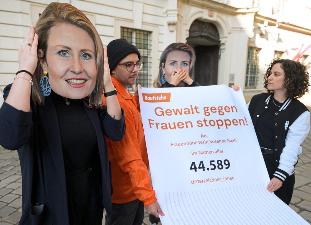 Nach Femiziden: NGO fordert von Frauenministerin Raab mehr Schutz