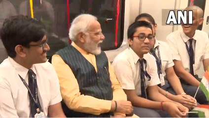 नरेंद्र मोदी भारत की पहली अंडरवॉटर मेट्रो रेल में सवार हुए, उन्होंने छात्रों के साथ संवाद किया