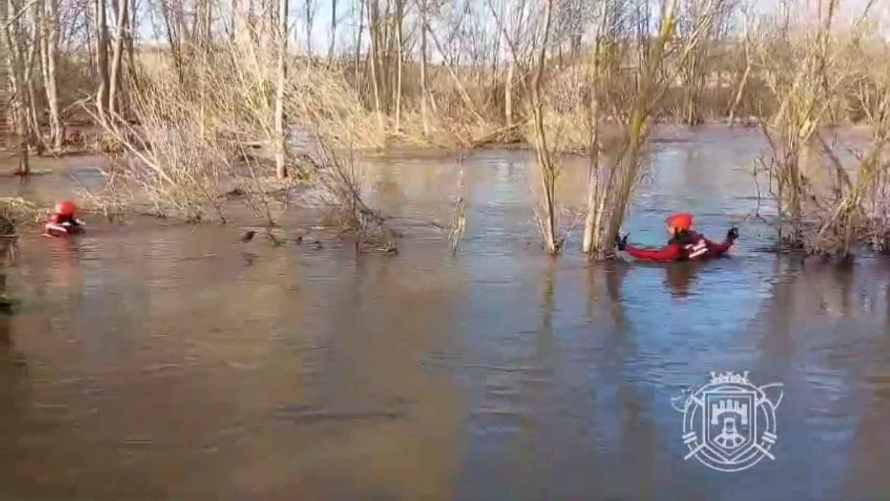 Los bomberos trabajan en las labores de búsqueda del hombre desaparecido en un pueblo de Burgos