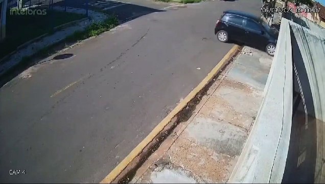 Carro invade residência do Jardim União e condutora é socorrida pelo Siate