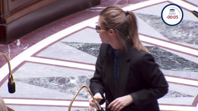 Égalité femmes-hommes: Aurore Bergé répond à une députée LFI à l'Assemblée nationale