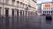 Una breve grandinata si abbatte su Piazza Colonna a Roma