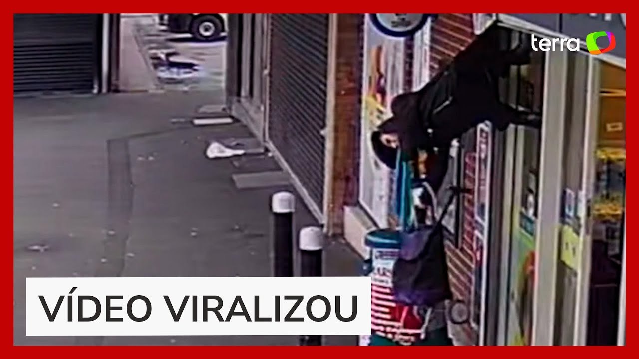 Mulher fica pendurada após roupa se prender em porta automática de loja no Reino Unido