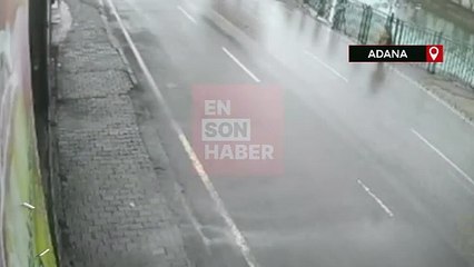 Adana'da kaza yapan aracın altında kalmaktan son anda kurtuldu