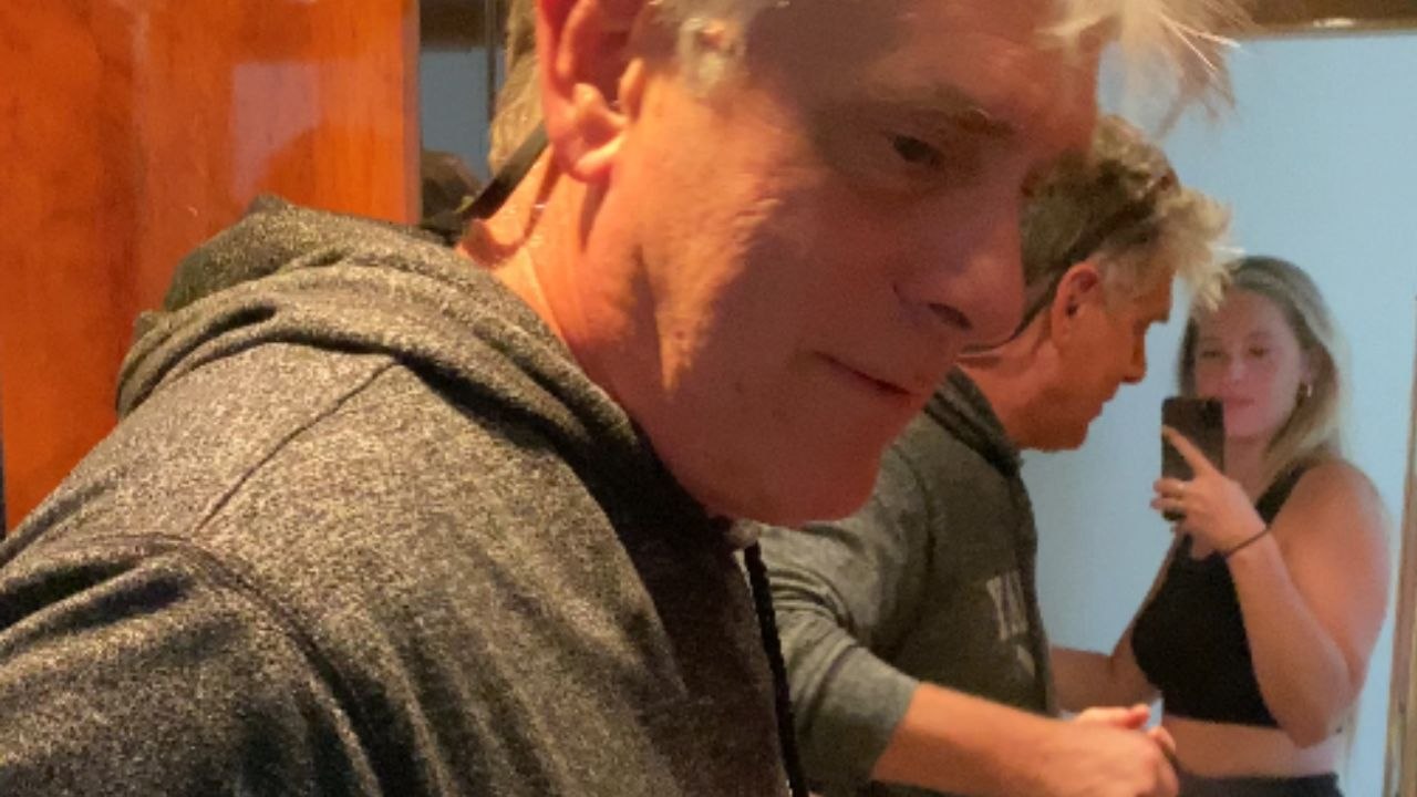 Little girl is happy to be reunited with her grandfather *Heartwarming Reunion*