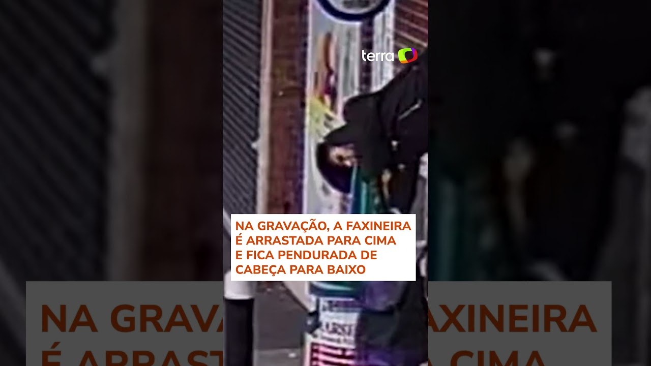 Mulher fica pendurada após roupa se prender em porta automática de loja no Reino Unido #shorts