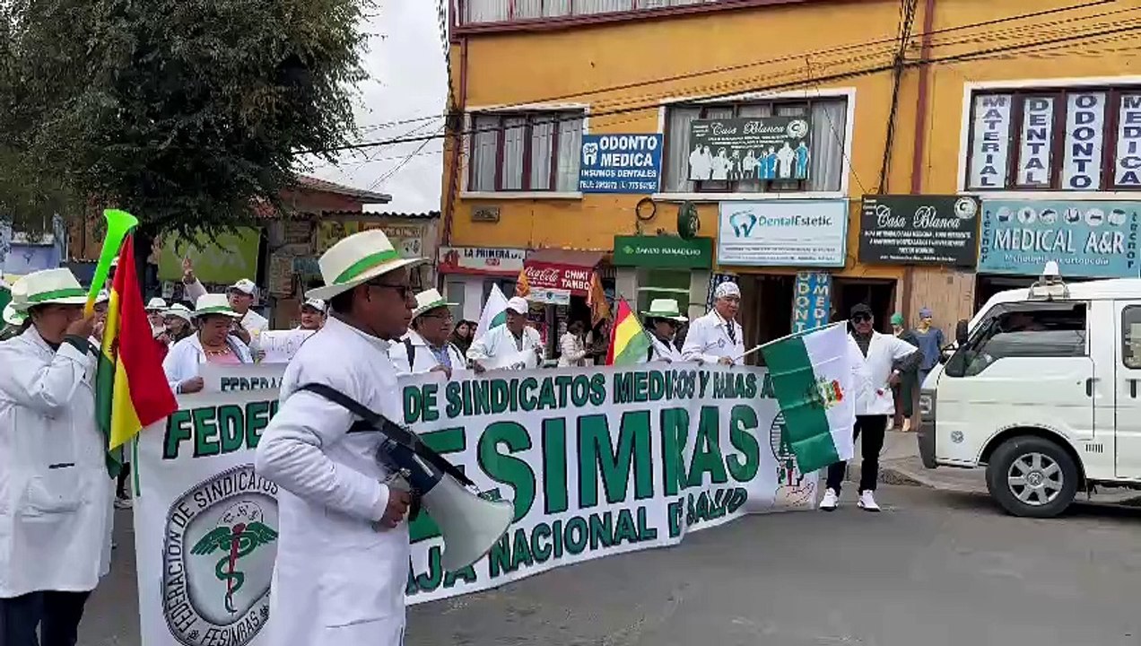 Médicos marchan en La Paz
