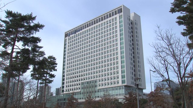 검찰, '법인카드 유용 의혹' 전 경기지사 비서 체포 조사 / YTN