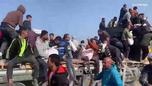 مشاهد تدمي القلب.. تسابق سكان غزة على شاحنات المساعدات الإنسانية