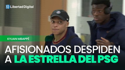 Una decena de aficionados despiden en el aeropuerto a Mbappé