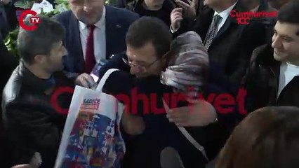 AKP poşeti tutan yurttaş İmamoğlu'nun boynuna sarıldı