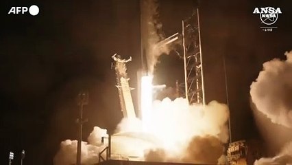 Lanciata la navetta Crew Dragon, a bordo tre americani e un russo